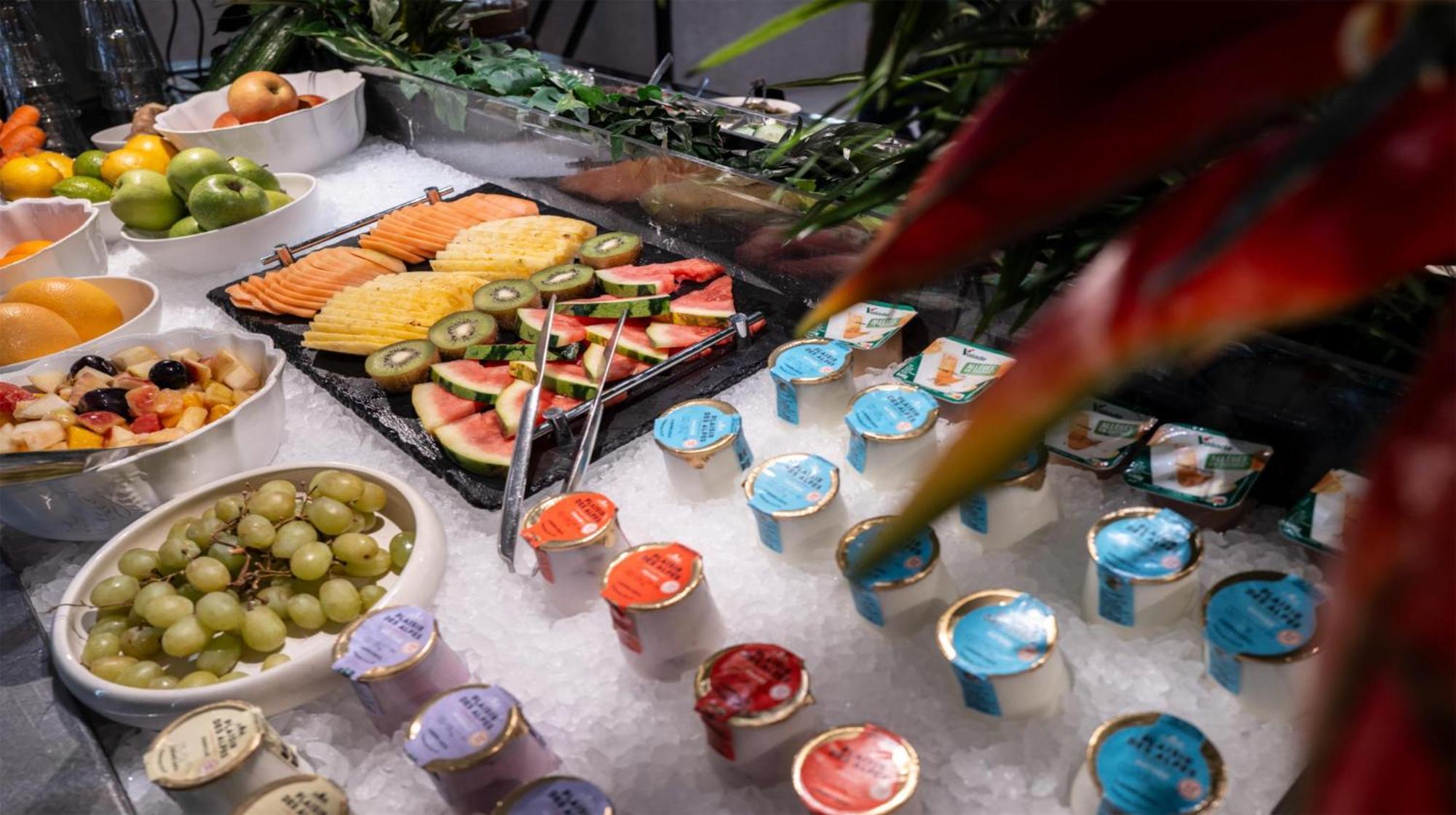 Golden Tulip Lyon Ouest Techlid Hotel & Spa Limonest Bagian luar foto