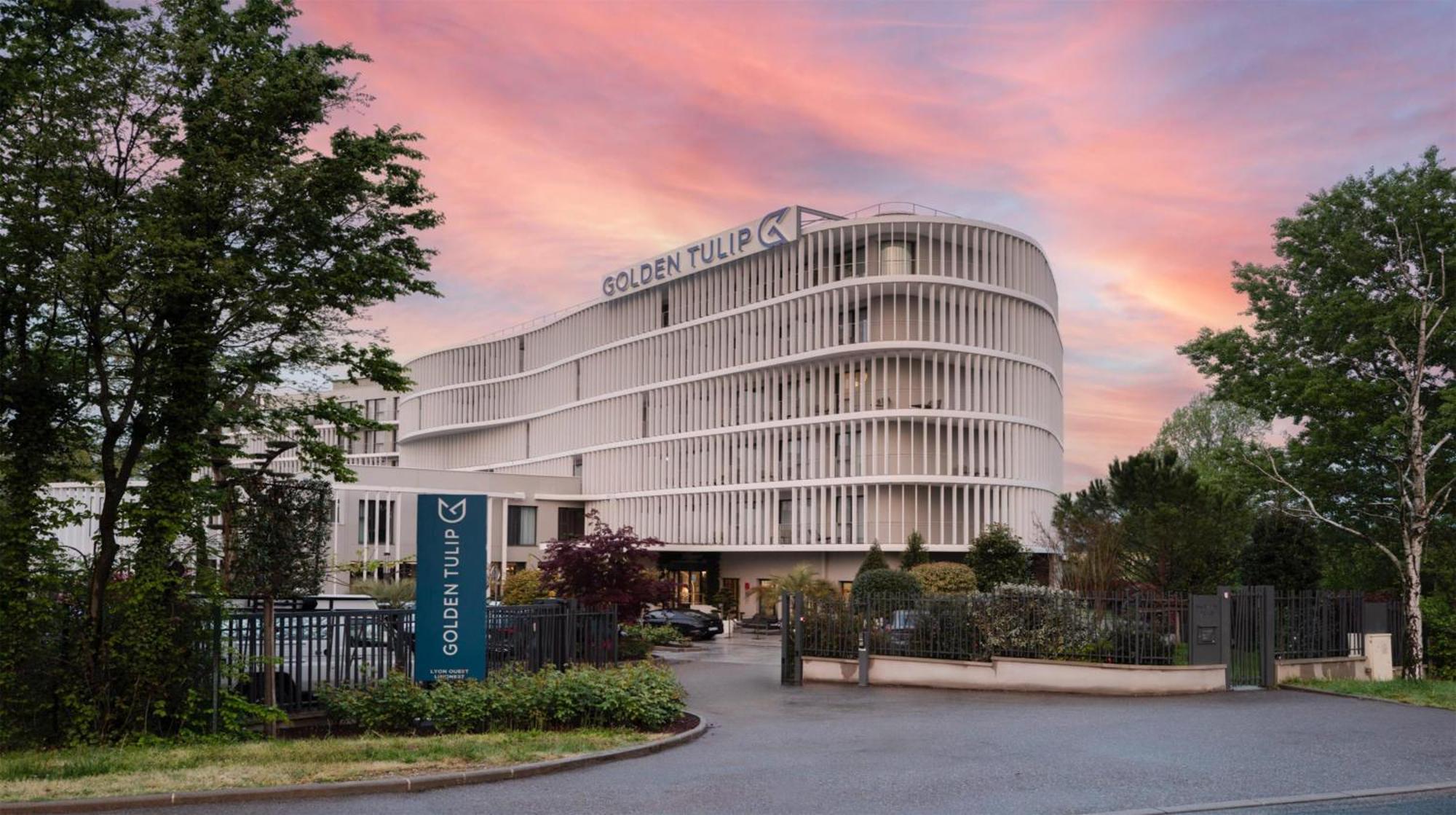 Golden Tulip Lyon Ouest Techlid Hotel & Spa Limonest Bagian luar foto